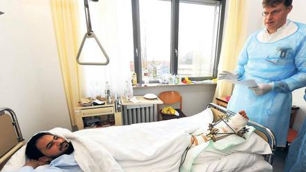 Kriegsverletzung. Der behandelnde Arzt Lars-Peter Götz steht im Klinikum „Ernst von Bergmann“ am Bett von Mahmud Elhamiady. Schon sechs Mal musste der Patient wegen seiner Schussverletzung operiert wurden. Metallstangen halten sein Bein zusammen.