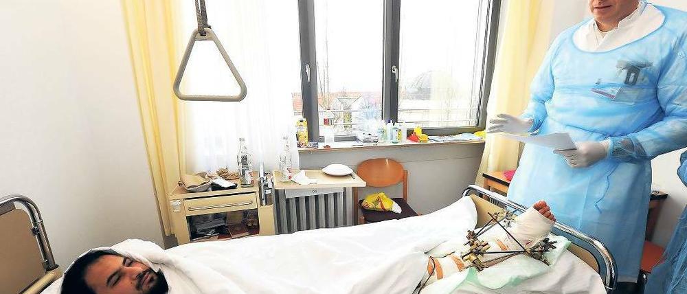 Kriegsverletzung. Der behandelnde Arzt Lars-Peter Götz steht im Klinikum „Ernst von Bergmann“ am Bett von Mahmud Elhamiady. Schon sechs Mal musste der Patient wegen seiner Schussverletzung operiert wurden. Metallstangen halten sein Bein zusammen.