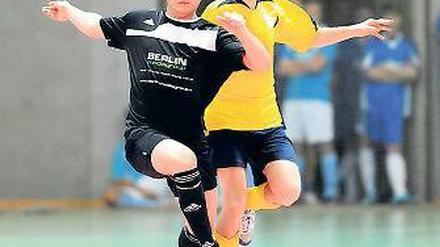 Im Zweikampf. Aaron Huben (links, Lok) und Patrick Ukrow vom PFC.