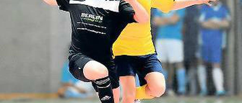 Im Zweikampf. Aaron Huben (links, Lok) und Patrick Ukrow vom PFC.