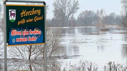 Potenziell gefährdet. Zum Jahreswechsel 2010/2011 drückte das Wasser der Schwarzen Elster erneut gegen die Deiche. Mit einem Pilotprojekt will Brandenburgs Landesregierung die Region besser vor Hochwasser schützen. Vielen vor Ort dauert das aber zu lange.