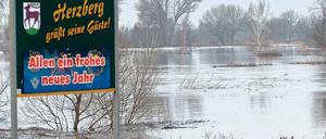 Potenziell gefährdet. Zum Jahreswechsel 2010/2011 drückte das Wasser der Schwarzen Elster erneut gegen die Deiche. Mit einem Pilotprojekt will Brandenburgs Landesregierung die Region besser vor Hochwasser schützen. Vielen vor Ort dauert das aber zu lange.