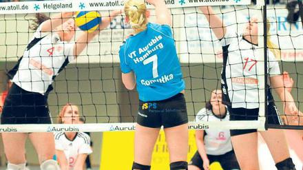 Wieder vergeigt. Auch im letzten Spiel des Jahres musste der SC Potsdam – hier Laura Weihenmaier (links) und Nikol Sajdova am Block – eine Niederlage einstecken.