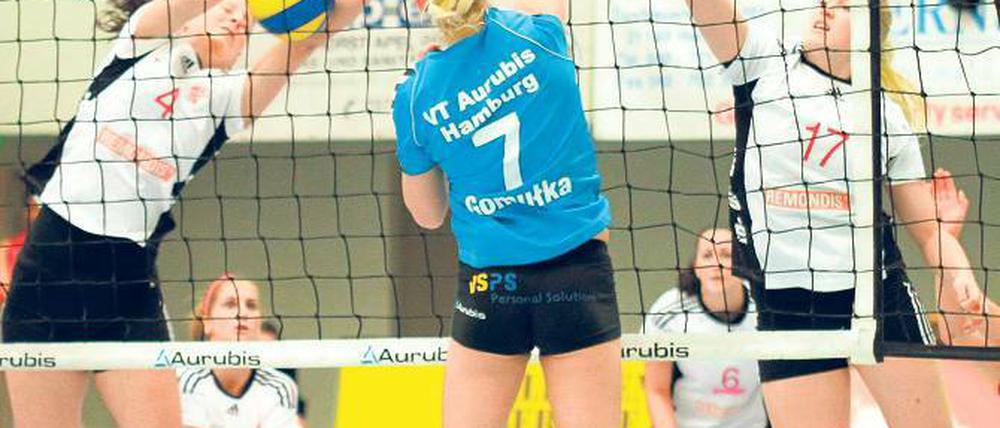 Wieder vergeigt. Auch im letzten Spiel des Jahres musste der SC Potsdam – hier Laura Weihenmaier (links) und Nikol Sajdova am Block – eine Niederlage einstecken.