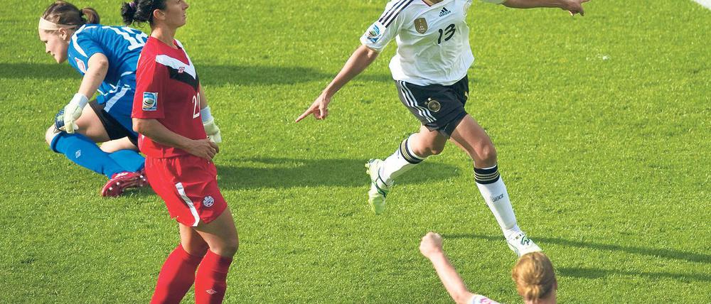 Früh gefreut. Celia Okoyino da Mbabi jubelt über ihren Treffer zum 2:0 im WM-Eröffnungsspiel gegen Kanada.