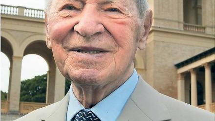 Mäzen. Werner Otto im Jahr 2003 vor dem frisch renovierten Belvedere.