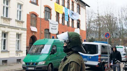 Ohne Gewalt. Friedlich und ohne Ausschreitungen hat die Polizei am Dienstagnachmittag das erst am Vortag besetzte Haus in der Stiftstraße 5 geräumt. Die 17 Besetzer aus der linksalternativen Szene wollten mit der Aktion unter anderem auf hohe Mieten und Wohnungsnot aufmerksam machen.
