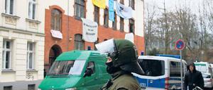Ohne Gewalt. Friedlich und ohne Ausschreitungen hat die Polizei am Dienstagnachmittag das erst am Vortag besetzte Haus in der Stiftstraße 5 geräumt. Die 17 Besetzer aus der linksalternativen Szene wollten mit der Aktion unter anderem auf hohe Mieten und Wohnungsnot aufmerksam machen.