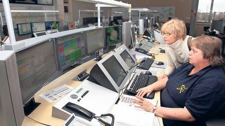Alles im Blick. Elona Müller-Preinesberger (l.) in der Feuerwehrleitstelle.
