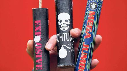 Illegale Böller aus Polen. Eine Vielzahl an Kennzeichnungen kann beim Kauf von Feuerwerk für Verwirrung sorgen. Wer illegale Böller erwirbt, macht sich strafbar. Und auch am Silvester-Abend selbst drohen Gefahren.