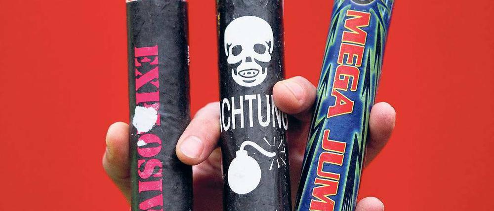 Illegale Böller aus Polen. Eine Vielzahl an Kennzeichnungen kann beim Kauf von Feuerwerk für Verwirrung sorgen. Wer illegale Böller erwirbt, macht sich strafbar. Und auch am Silvester-Abend selbst drohen Gefahren.