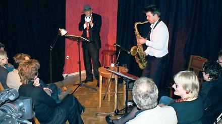 Prominenz im einstigen Wohnzimmer. Auch Schauspieler Günter Barton (l.) und Saxophonist Lars Stoermer traten bereits im Kleinmachnower KultRaum auf – mit der szenischen Lesung „Literarischer Spaziergang von Berlin nach Wien“.