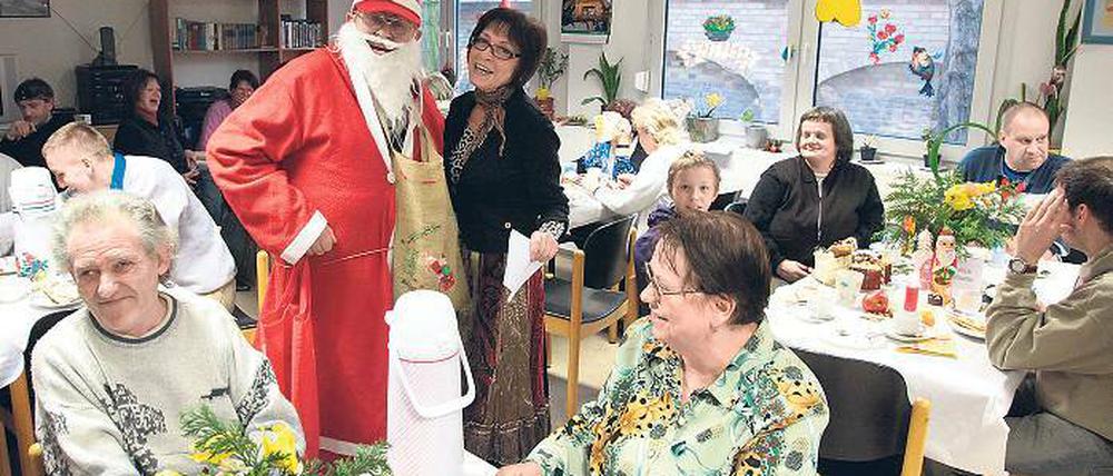 Ho-Ho-Ho. Der Weihnachtsmann half Sängerin und Moderatorin Ingrid Raack am Heiligabend dabei, die über 80 Besucher der Suppenküche auf dem Gelände der Stadtverwaltung in besinnliche Stimmung zu versetzen.