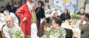 Ho-Ho-Ho. Der Weihnachtsmann half Sängerin und Moderatorin Ingrid Raack am Heiligabend dabei, die über 80 Besucher der Suppenküche auf dem Gelände der Stadtverwaltung in besinnliche Stimmung zu versetzen.