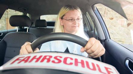 1 400 Euro geben Berliner Fahrschüler im Schnitt aus, wenn sie ihren Führerschein machen wollen. Doch die Preise schwanken stark. Was die Grundgebühr kostet und wie teuer die Fahrstunde ist, können die Fahrschulen selbst festlegen.