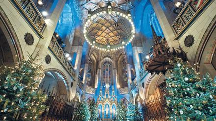 Glaubensbekenntnis oder bloße Folklore? Festlich ist sie geschmückt, die Kirche am Heiligen Abend.