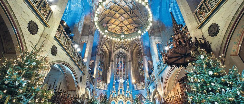 Glaubensbekenntnis oder bloße Folklore? Festlich ist sie geschmückt, die Kirche am Heiligen Abend.