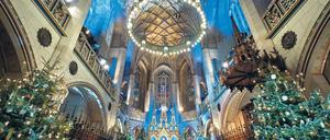 Glaubensbekenntnis oder bloße Folklore? Festlich ist sie geschmückt, die Kirche am Heiligen Abend.