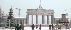 Lichterglanz am Todesstreifen. Mit Weihnachtsbäumen an der Mauer demonstrierten die West-Berliner ihre Verbundenheit mit den Menschen im Osten. Schon 1961 war es so, und 1964, als das Foto entstand, wurden sogar rund 1000 beleuchtete Bäume aufgestellt.