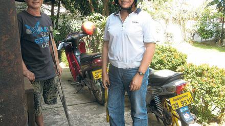 On the road again. Sithat (links) und Soudchai haben ihre Beine bei Verkehrsunfällen verloren. Das Rehazentrum half ihnen, ihren Alltag zu bewältigen. Sithat wollte keine Prothese, Soudchai trägt eine – und fährt wieder Moped.