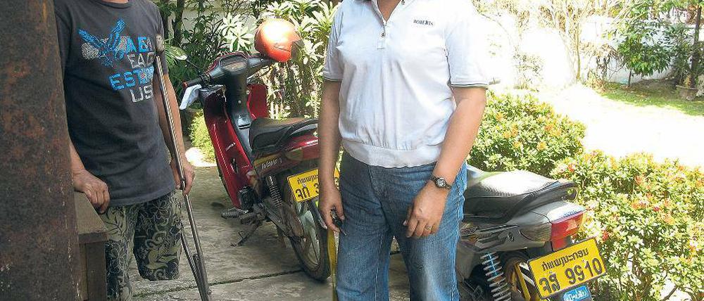 On the road again. Sithat (links) und Soudchai haben ihre Beine bei Verkehrsunfällen verloren. Das Rehazentrum half ihnen, ihren Alltag zu bewältigen. Sithat wollte keine Prothese, Soudchai trägt eine – und fährt wieder Moped.