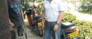 On the road again. Sithat (links) und Soudchai haben ihre Beine bei Verkehrsunfällen verloren. Das Rehazentrum half ihnen, ihren Alltag zu bewältigen. Sithat wollte keine Prothese, Soudchai trägt eine – und fährt wieder Moped.