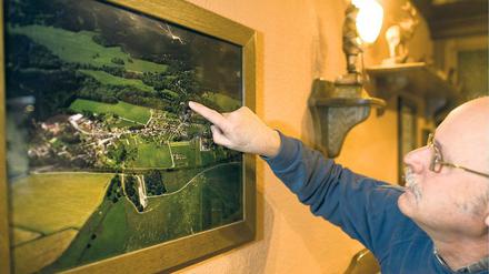 Wandelndes Geschichtsbuch. Neuhausens Ortsvorsteher Udo Kemnitz zeigt auf einem Luftbild, wo die alte Wehrmachtsmunition im Untergrund liegt.