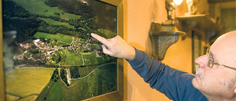 Wandelndes Geschichtsbuch. Neuhausens Ortsvorsteher Udo Kemnitz zeigt auf einem Luftbild, wo die alte Wehrmachtsmunition im Untergrund liegt.