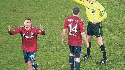 Theatralischer Abgang. Jermaine Jones (l.) gibt nach Rot noch das Opfer.