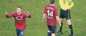 Theatralischer Abgang. Jermaine Jones (l.) gibt nach Rot noch das Opfer.