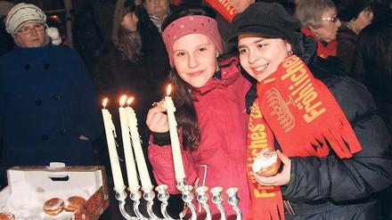 Ein Fest der Freude und des Lichts: Zum 20. Mal nach 1991 wird in diesem Jahr in Potsdam das achttägige jüdische Chanukka-Fest gefeiert. In der Schloßstraße wurden dabei gestern sehr leckere Pfannkuchen verteilt.