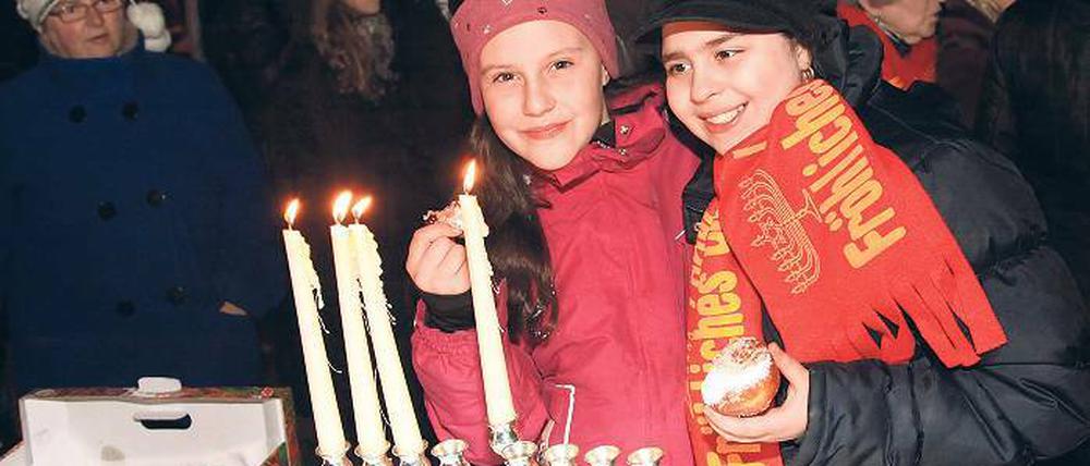 Ein Fest der Freude und des Lichts: Zum 20. Mal nach 1991 wird in diesem Jahr in Potsdam das achttägige jüdische Chanukka-Fest gefeiert. In der Schloßstraße wurden dabei gestern sehr leckere Pfannkuchen verteilt.