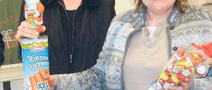 Direkte Hilfe: Lehrerin Regina Zelmer (l.) und Gabriela Schrader.