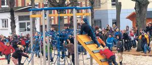 Erstürmten ihr Klettergerüst: Schüler der Lindenhof-Grundschule.