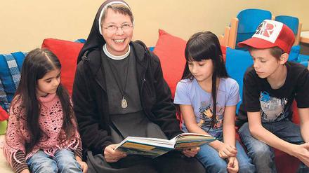 Vorlesen, spielen, reden. Drei Tage pro Woche arbeitet Schwester Felizitas in die Potsdamer Arche in Drewitz.