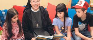 Vorlesen, spielen, reden. Drei Tage pro Woche arbeitet Schwester Felizitas in die Potsdamer Arche in Drewitz.