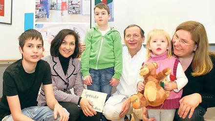 Für die Kinderstation überbrachte Katherine Reiche eine Spende des CDU-Ortsverbands. Chefarzt Radtke mit Tobias, Jonas, Magdalena und Ingeborg Malmström.