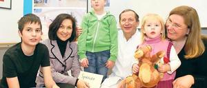 Für die Kinderstation überbrachte Katherine Reiche eine Spende des CDU-Ortsverbands. Chefarzt Radtke mit Tobias, Jonas, Magdalena und Ingeborg Malmström.