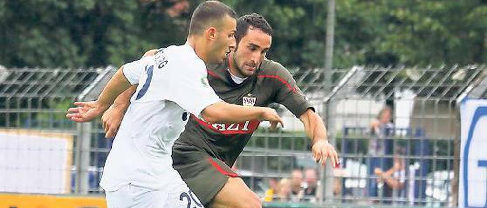 Süleyman Koc (l.) hier verfolgt von Stuttgarts Cristian Molinaro