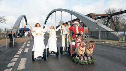 Ende Dezember unvermeidlich: Der Weihnachtsmann mit Engelsbegleitung weiht die neue Nedlitzer Südbrücke ein.