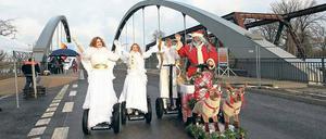 Ende Dezember unvermeidlich: Der Weihnachtsmann mit Engelsbegleitung weiht die neue Nedlitzer Südbrücke ein.