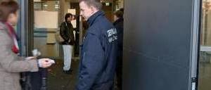 Wachschützer an Schultüren kann sich Neukölln nicht mehr leisten.