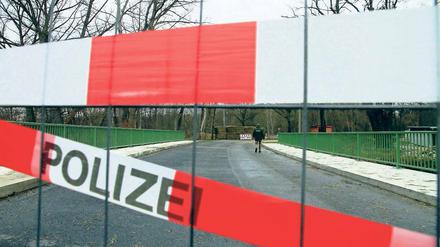 Kein Zugang. Nach der zweiten Explosion an der Spreebrücke ist Neuhausen (Spree-Neiße) zum Sperrgebiet erklärt worden. Nun soll ein Spezialbagger nach weiteren Minen suchen. Es bestehe Lebensgefahr, warnte Bürgermeister Dieter Perko (CDU) am Montag.