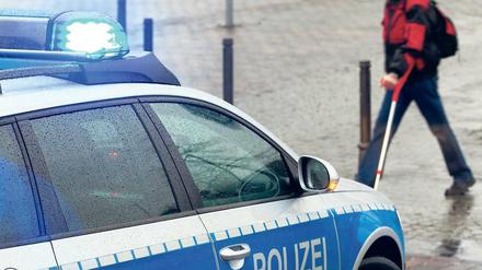 Auf der Flucht. Die Polizei fahndet weiter intensiv nach dem 33-jährigen Verdächtigen. Am Adventssonntag soll er seine frühere Freundin in Bautzen erwürgt und anschließend das gemeinsame Kind entführt haben.