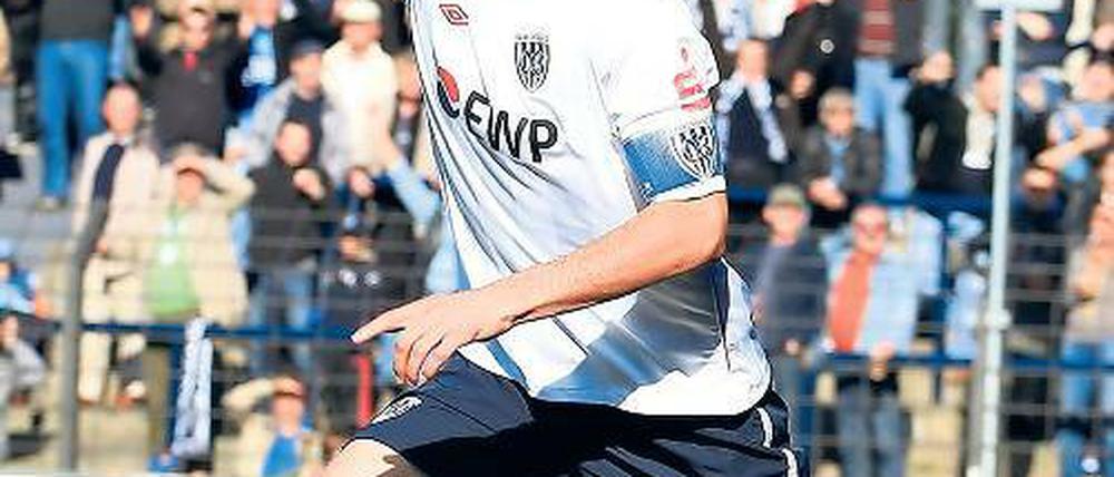 Dominik Stroh-Engel (26) beim Torjubel. Der Mittelfeld-Regisseur kickt seit 2010 für den Fußball-Drittligisten SV Babelsberg 03 – seit Mitte September mit der Kapitänsbinde.