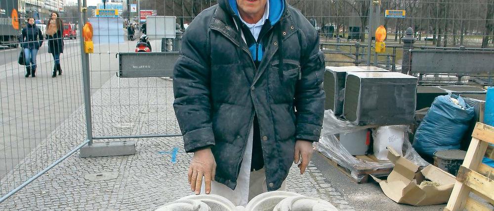 Schmuck. Wappenschild für die Musterfassade des Berliner Schlosses.