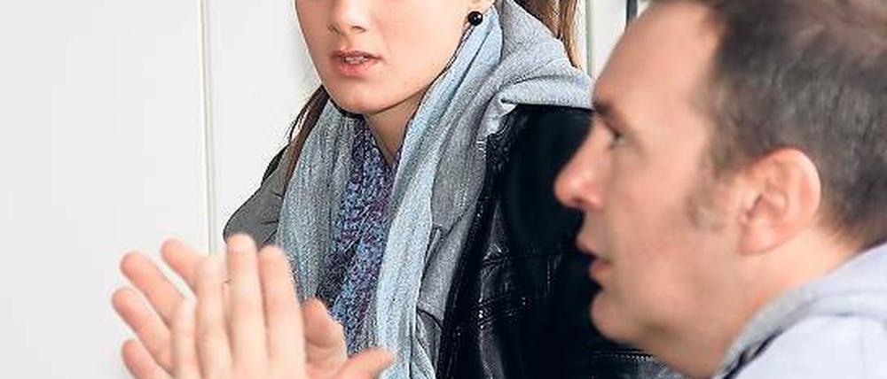 Erwartungsvoll beim SC Potsdam. Die Serbin Olga Raonic ist neue Zuspielerin des Volleyball- Erstligisten. Trainer Alberto Salomoni (vorn) setzt große Hoffnungen auf sie.