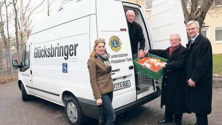 Neuer Kühl-Transporter. Maria Conze, Sprecherin der Tafel, Herbert Geistert, Ernst-Christian Stein und Dr. Rüdiger Caspari (v.l.) freuen sich für die vielen Bedürftigen in der Stadt.