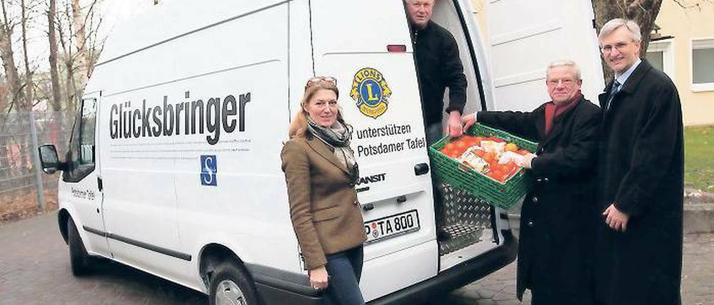Neuer Kühl-Transporter. Maria Conze, Sprecherin der Tafel, Herbert Geistert, Ernst-Christian Stein und Dr. Rüdiger Caspari (v.l.) freuen sich für die vielen Bedürftigen in der Stadt.