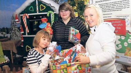 Strahlende Augen. Ulrike und Maria Magdalena kamen mit der Erzieherin Svenja (v.l.n.r.) in die Bahnhofspassagen. Dort konnten sie insgesamt 40 Geschenke entgegennehmen. Bahnhofsbesucher hatten sie in den vergangenen Wochen gespendet.